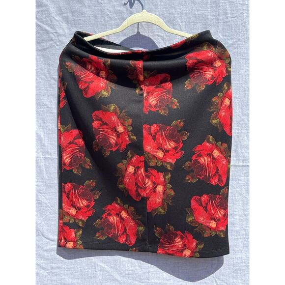 BETSY JOHNSON Skirt, Small, BLACK with‎ Red Floral, Knee Length Soft Classy EUC - Picture 8 of 8